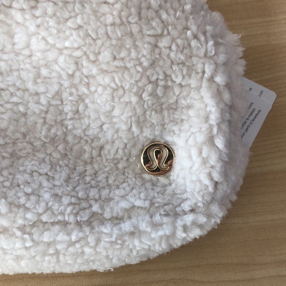 NWT lululemon Everywhere Belt Bag *Fleece - Picture 2 of 5